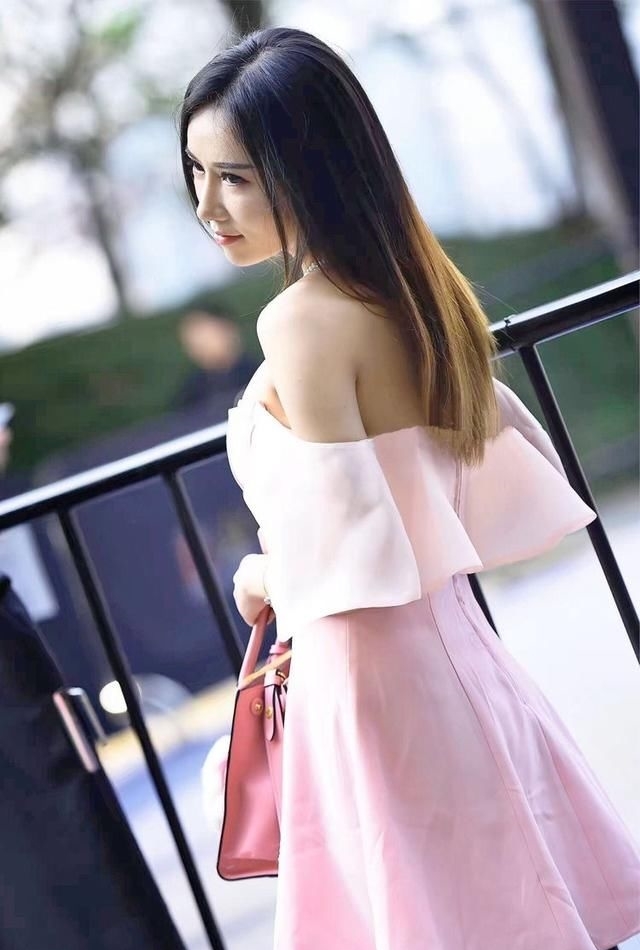 「小妹妹」街拍:知性端庄的小妹妹,用国色天姿形容不为过