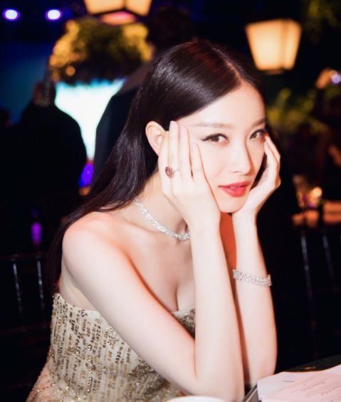 太子妃张天爱带着新发色杀回来了?