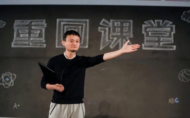 想不到马云竟是个潮男！离开西装革履，他的时髦私服更值得你学习