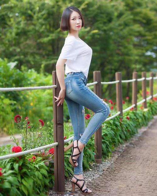 为什么身材稍好的女人夏天穿修身裤，侧面之美都能够无与伦比？