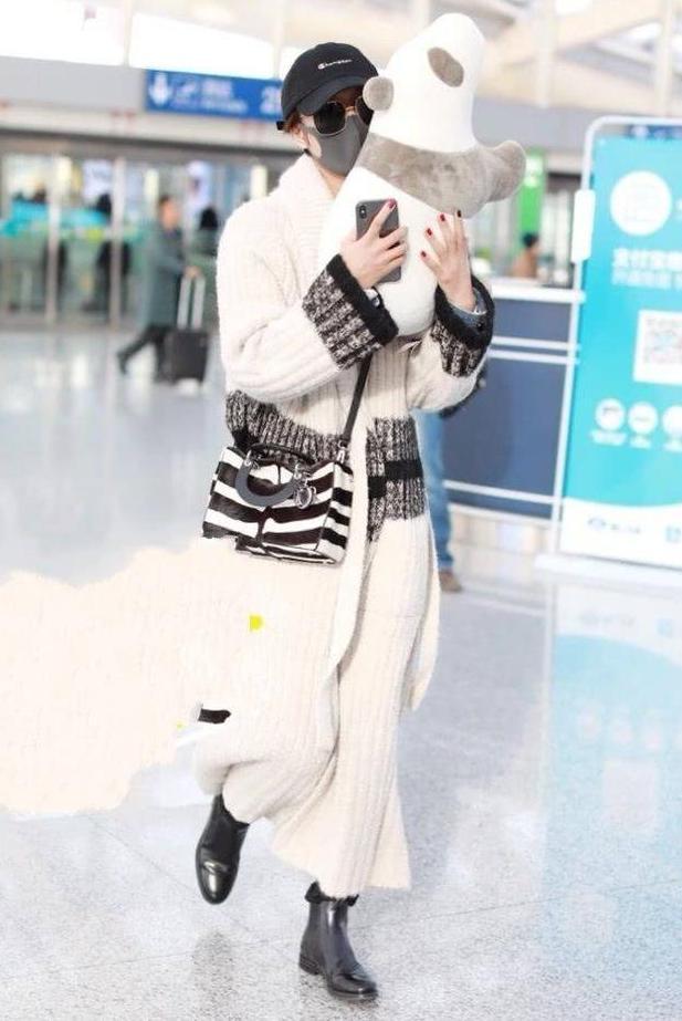 王珞丹嫌鞋子太高，索性脱掉光着脚丫走阳台，网友：女神悠着点！