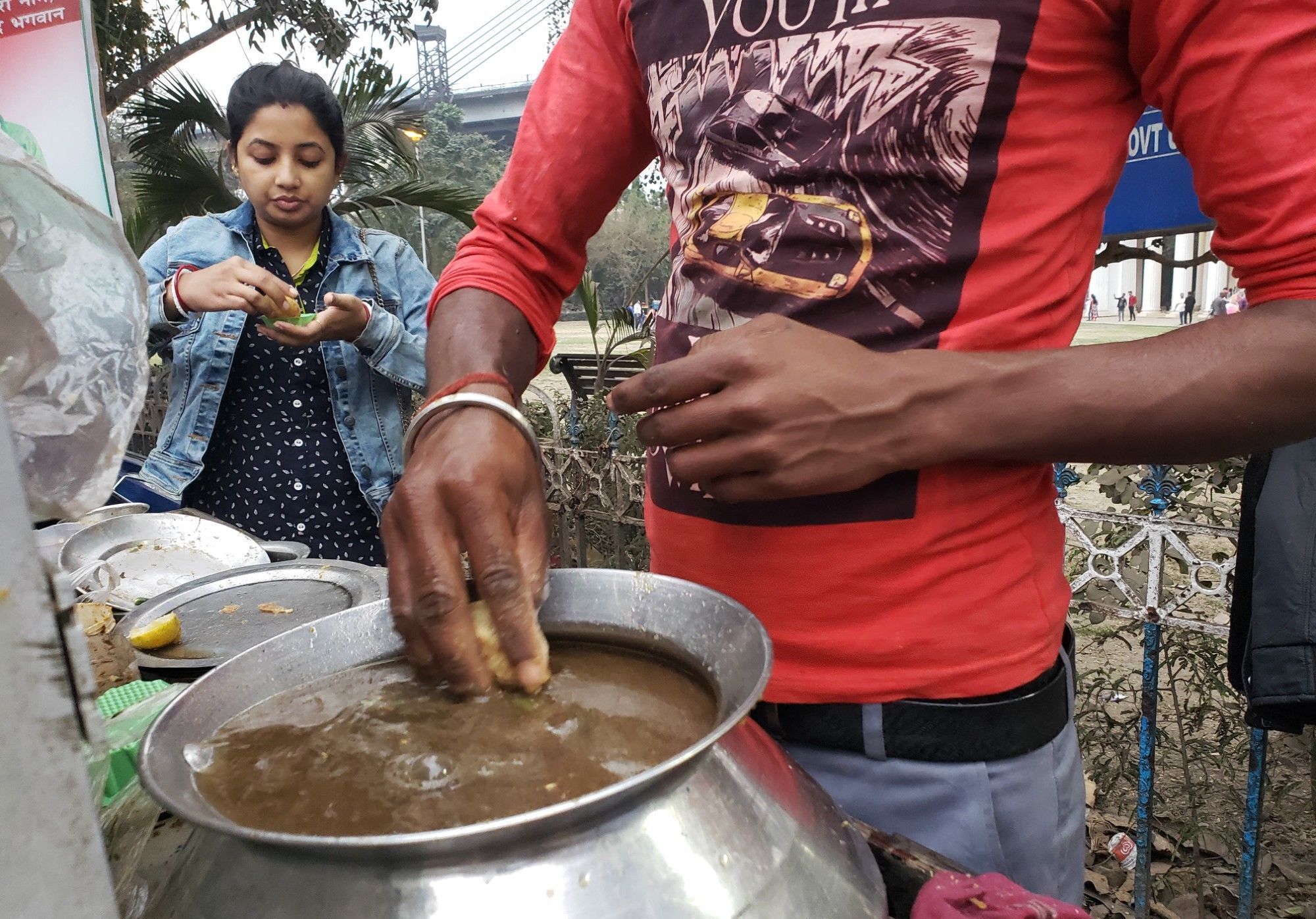 实拍印度第3大城市的街景，曾为英属印度首都，不如国内5线城市