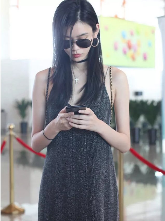 奚梦瑶耳环变小,身上布料也跟着少了,网友:每一个部位都能抢镜