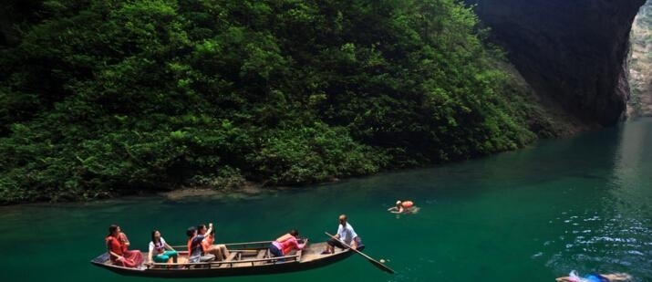 中国最具原生态的地方，水至清船犹如悬浮在空中