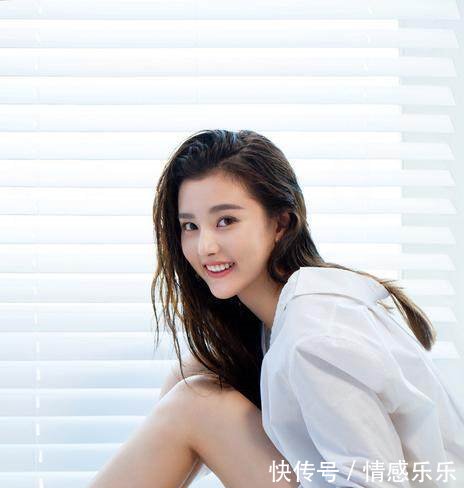 我天！这还是19岁宋祖儿么这腿简直了，网友关晓彤这下尴尬了