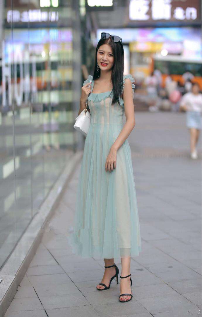 重庆街拍, 连衣裙配长腿, 难以抗拒的美