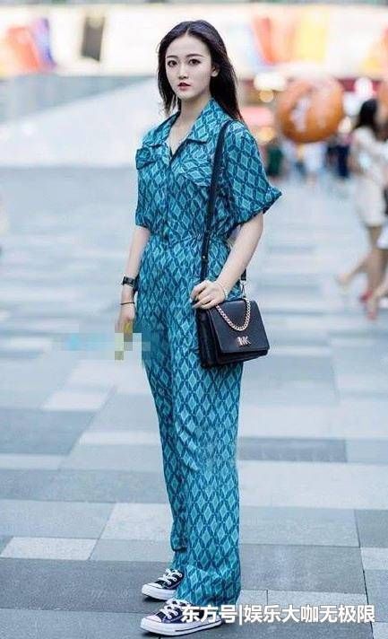 『气质』街拍:丹唇外朗的美女,一件红色上衣配白色长裙,时尚女神气质美