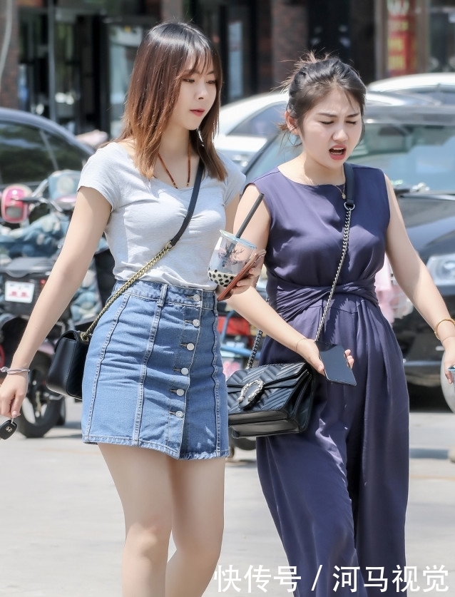 「 闺蜜」但我们的腿一样长，街头又来一对“冒牌闺蜜”我比你矮8公分
