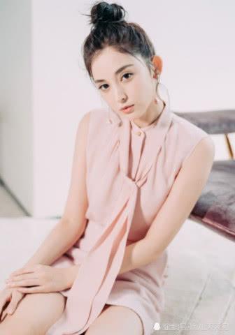 26岁娜扎真会穿，印花裙外面又套了一件小黑裙，时髦到飞起！