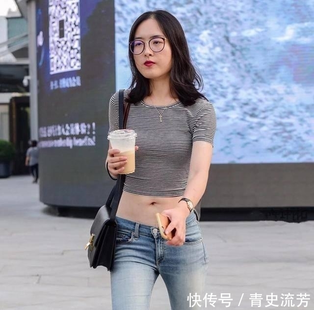  『感觉』街拍：小姐姐看起来很有时尚丽人的感觉，蓝色牛仔裤搭配吊带背心