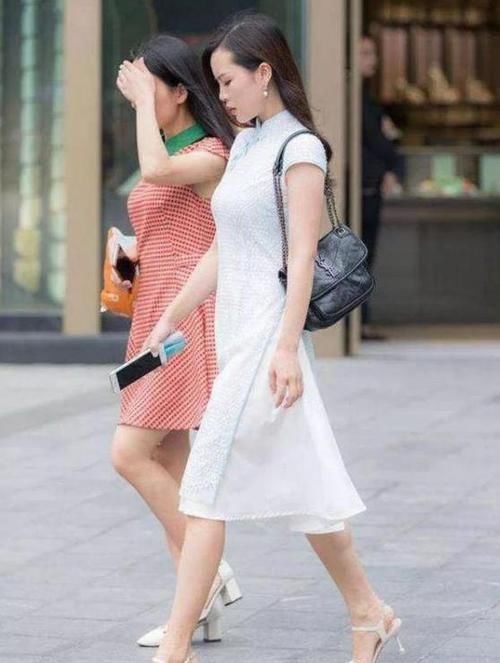  美女@街拍：眉清目秀的美女，一件绿色上衣配休闲牛仔裤，时尚大方气质