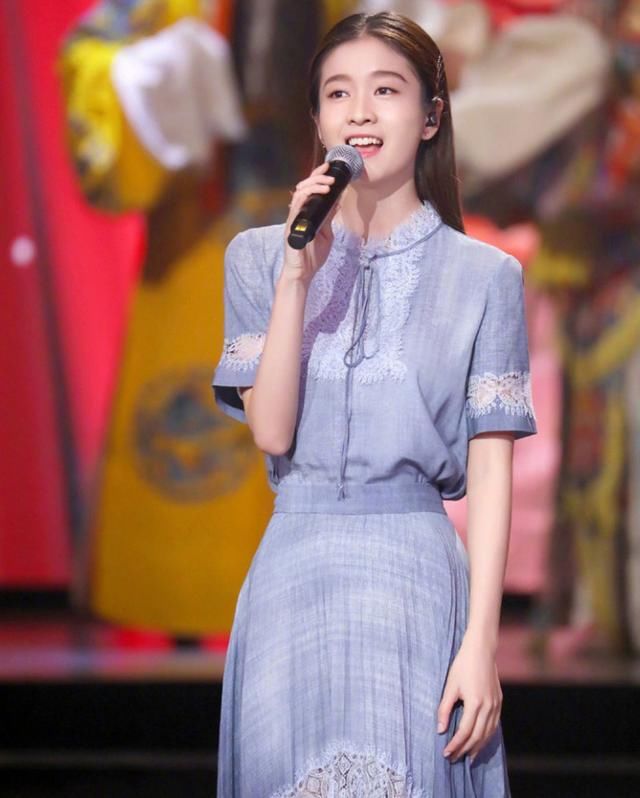 张雪迎穿长裙上节目，因太瘦撑不起来，还觉得她美过关晓彤吗？