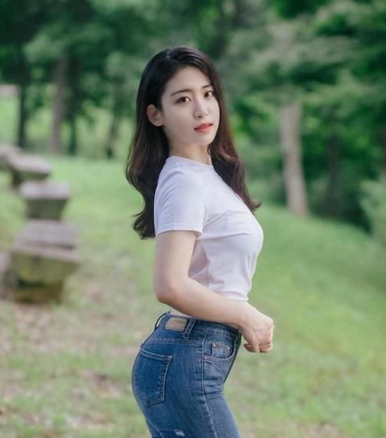  美女|品味高档的小姐姐，惊艳十足，显得美女活力十足！