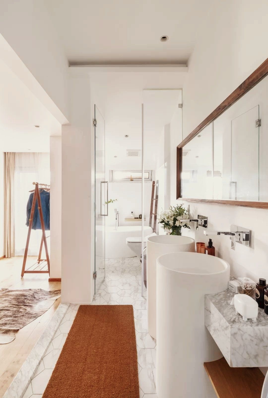 这是位于重庆南山的一座 户型，屋主将客厅能拆除的墙体全部拆除.