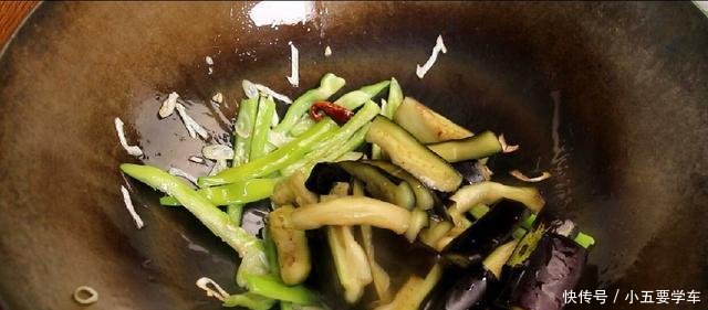 『辣椒』炒茄子时,直接下锅就大错特错,多加这一步,不费油,好吃不油腻!