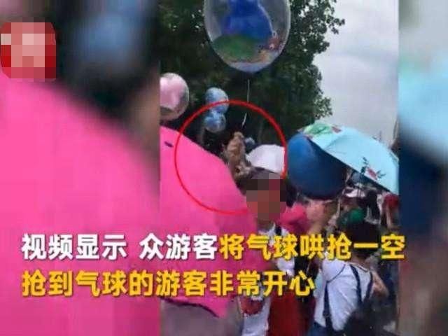 迪士尼乐园内天价气球遭游客抢光引网友指责 知情人: 以为不要钱!