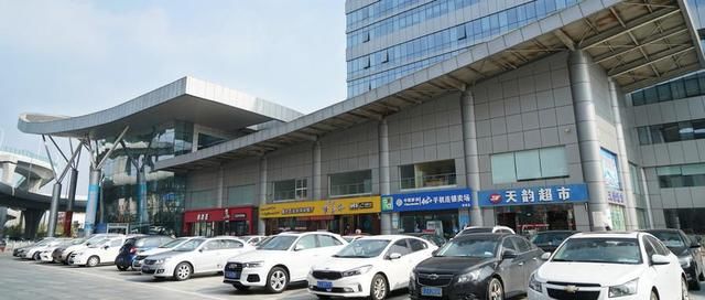 这里曾经是上海最热闹繁华的地方，如今门庭冷落