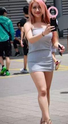 连衣短裙搭配猫耳朵，可爱出镜萌化全场