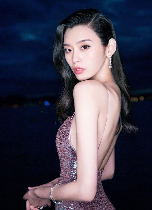 奚梦瑶真够拼的! 穿的裙子根本无法遮住 网友: 难怪空荡荡的!