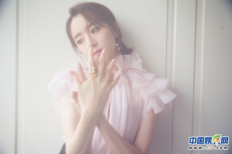 胡冰卿出席时尚活动 演绎甜美酷girl长腿抢镜