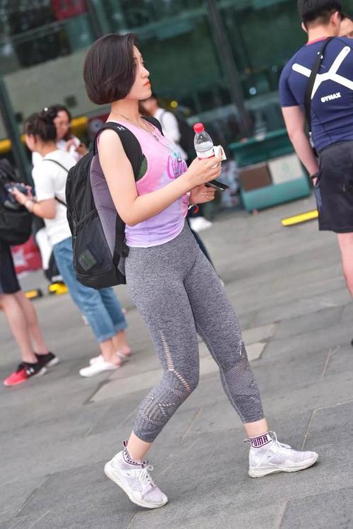 街拍：好身材有时难得一见，身材丰满的美臀短发美女