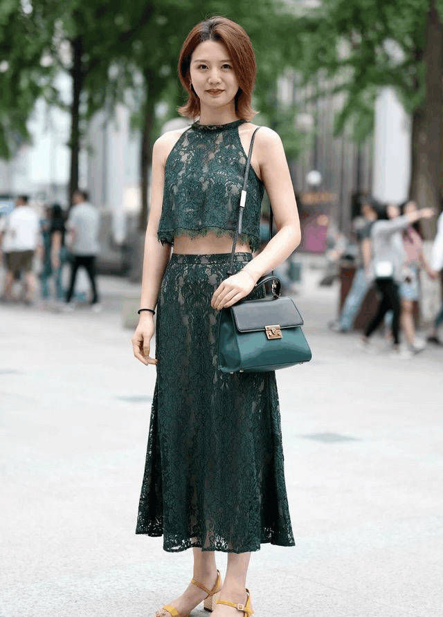 重庆街头偶遇时尚美女,高腰紧身裤大秀蜂腰翘