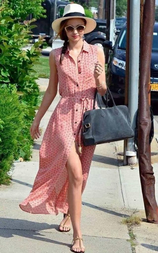 米兰达可儿休闲长裤加裹裙搭配，亮相街头，好身材一览无余