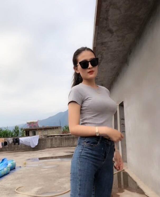 『 加上』百搭又好看,不落俗套,紧身T恤加上牛仔裤