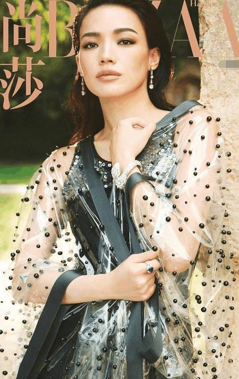 女神们扎堆穿透明塑料袋比美，热巴撩，何穗仙，她们奇葩！