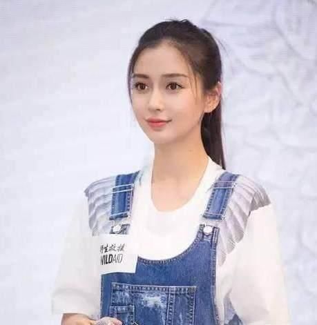 赵丽颖扎起马尾很有活力，看起来更显小的是高圆圆吧