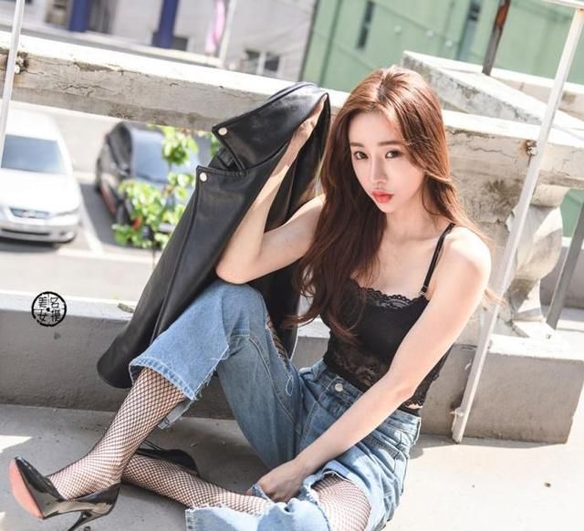 紧身牛仔裤恰到妙处呈现女人魅力增添你的女人气质