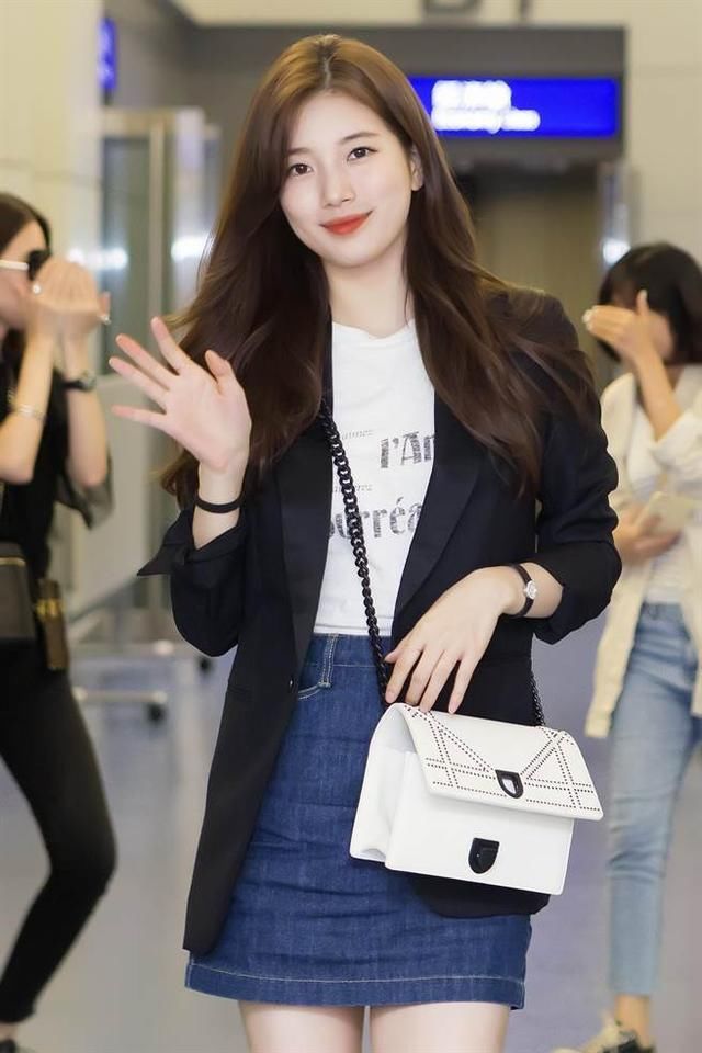 裴秀智好尴尬，黑色小西装肤白貌美像仙女，网友：腿短别拍下半身