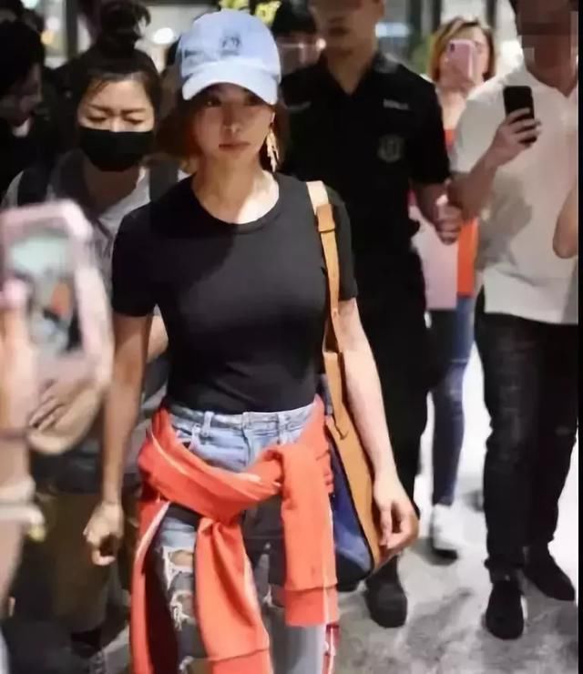 蔡依林性感T恤大露背，却被网友吐槽内衣款式太大妈