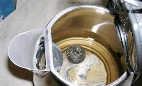  「去除」鸡蛋壳丢在热水壶中，不管水壶内水垢有多少，快速去除简单又有效