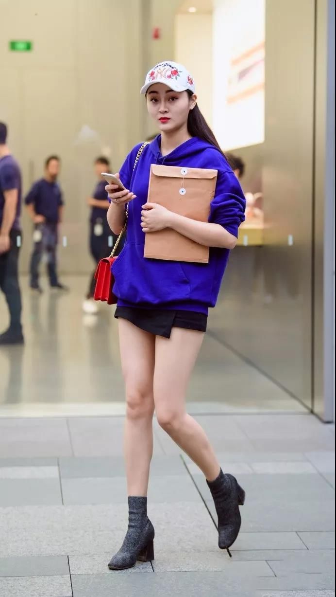 街拍：性感的黑色超短裙美女