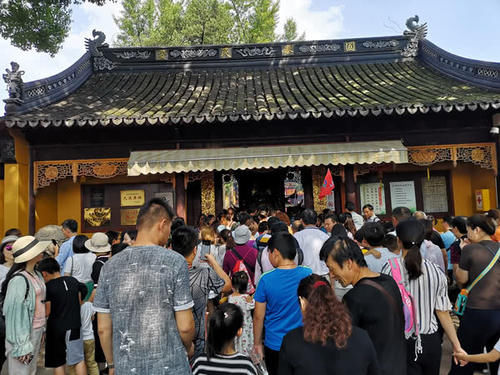 国庆苏州香火最旺的寺庙，寺内人山人海，网友回复：都因一首唐诗