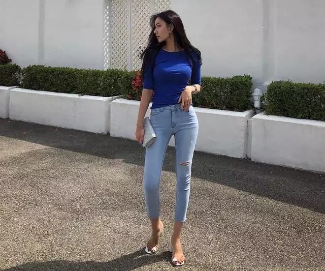 时髦的牛仔裤能展现出美女更好的气质，衬托的美女魅力更美