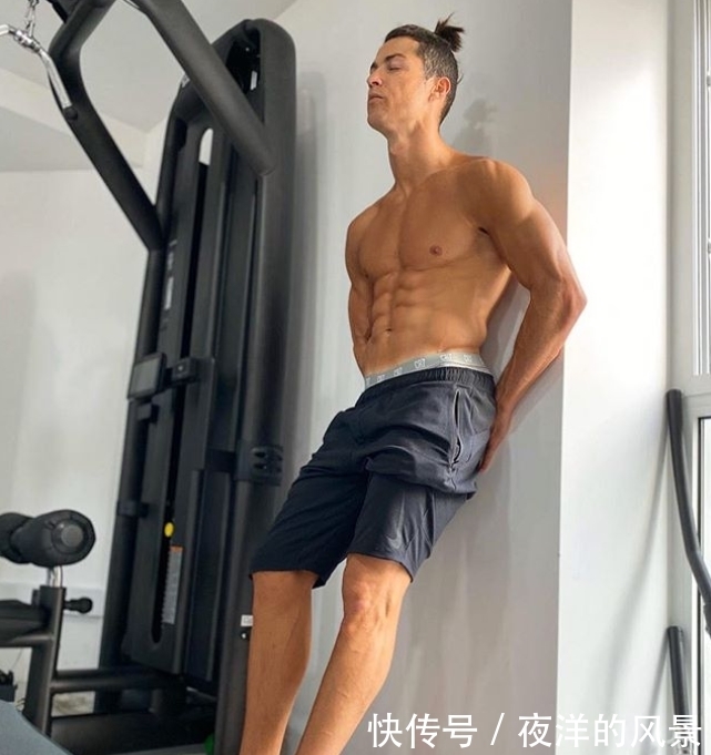 『大背头』哪些发型让造型显得更自信?C罗留的这3款发型,男人味十足