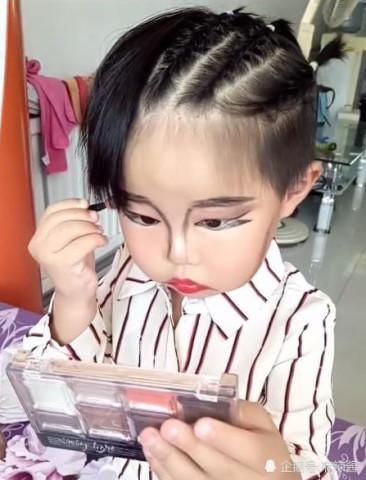3岁小孩成“美妆博主”，偷妈妈化妆品化妆，网友直呼：20多年白