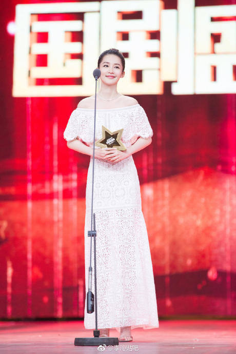 28岁李沁美腻了！一袭红色长裙明媚动人，网友：比孙怡还要美