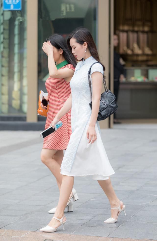 东莞街拍 美女穿蕾丝吊带连衣裙 浓浓的女人味，甜美带着点小性感