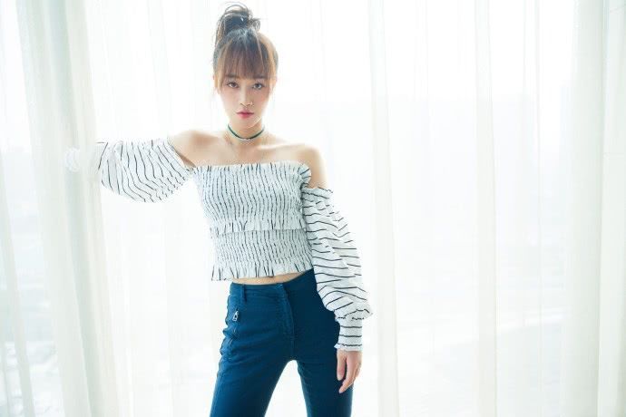 蓝盈莹胆真肥！吊带裙下面穿牛仔裤，网友：这跟没穿有什么区别？