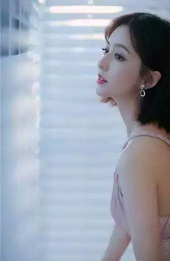 同样是88斤的佟丽娅与周冬雨,同穿粉色吊带裙,差距为何如此之大