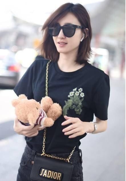 王丽坤身穿一件简单背心街拍，网友:这身材穿什么都好看啊