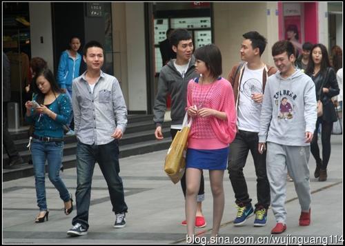 街拍:早春成都春熙路的时尚男女(图)