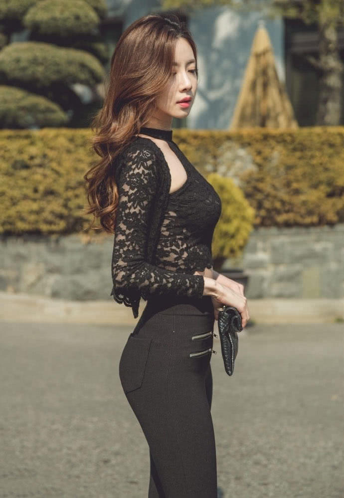 你们最喜欢的黑色紧身裤小姐姐，还穿着蕾丝吊带，身材也非常好