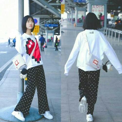 沈月机场终于穿短裤秀腿了，竟还搭配了一双高筒袜，更是毁全身