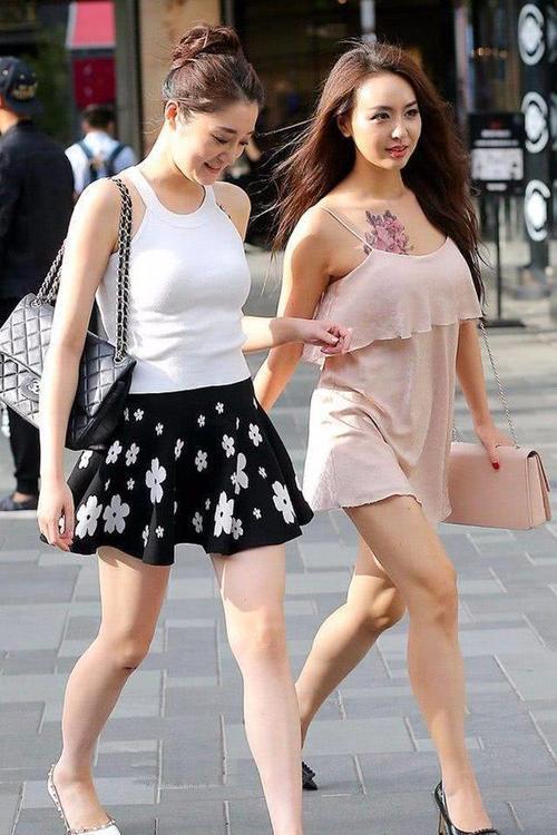 街拍：白皙成熟范的时尚小姐姐，穿着看起来简约时髦魅力独特！