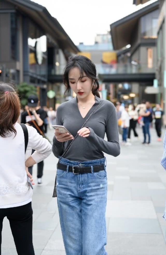 『大方』街拍:时髦大方的时尚美女,牛仔装的搭配潇洒又气派,休闲又不失女人味