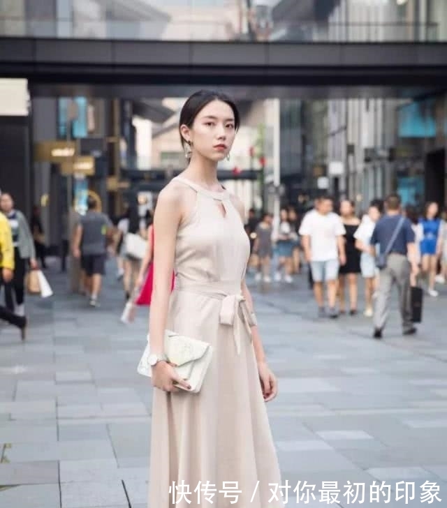  「减龄」时尚减龄的连衣裙十分有魅力，温柔美范秀出不一样的风情